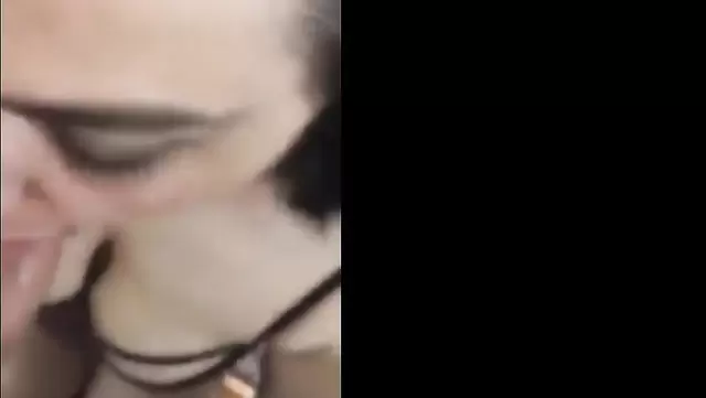 بنت تركية جميلة بملابس داخلية تمص زب صاحبها وتدلع عليه.